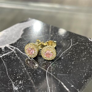 Elegante og klassiske ørestikker i 8kt. guld. med rosetter af pink kubiske zirkonia